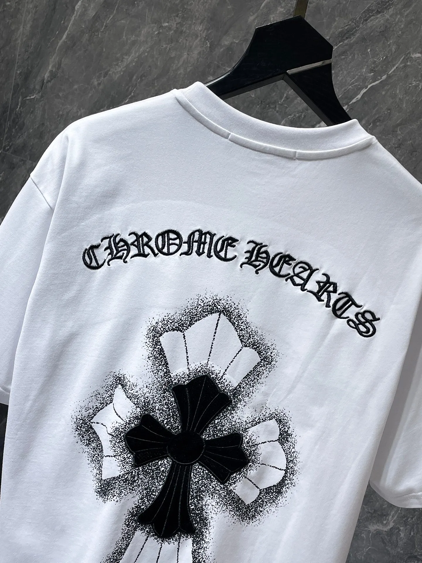 P154 New Chrome Hearts 25ss for summer. High-weight, environmentally friendly and high-quality top-grade fabric. 260g~270g. Croma embroidery, Sanskrit cross and spray-printed short sleeves. Counter synchronization. 1:1 replica version. Recommended color: black. White. Size: S, M, L, XL.
